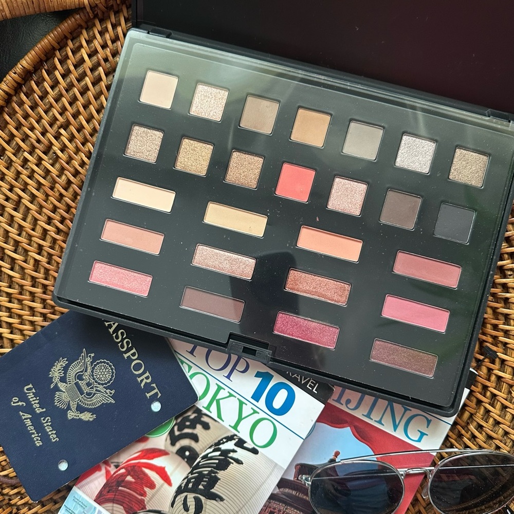 CROWNE Color City Nights Eyeshadow Palette New